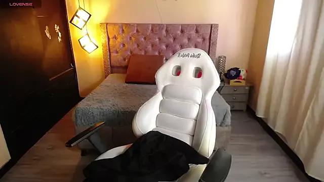 Explore our live girls sluts from our Custom and Multi clubs and checkout exclusive access to highly interactive content, such as shape, hair, titties, pussy type and many more.