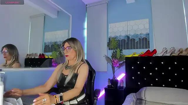 Explore our live girls sluts from our Custom and Multi clubs and checkout exclusive access to highly interactive content, such as shape, hair, titties, pussy type and many more.