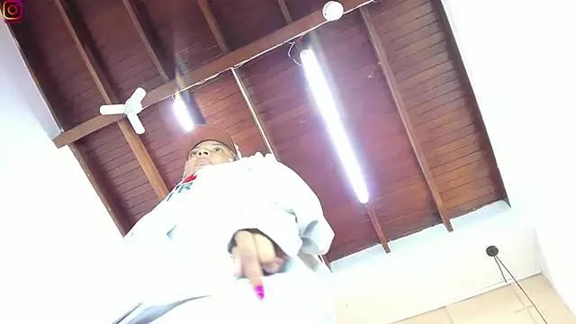SamanthaMilann from StripChat is Freechat