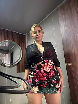 Explore our live girls sluts from our Custom and Multi clubs and checkout exclusive access to highly interactive content, such as shape, hair, titties, pussy type and many more.