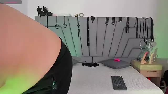 Explore our live girls sluts from our Custom and Multi clubs and checkout exclusive access to highly interactive content, such as shape, hair, titties, pussy type and many more.