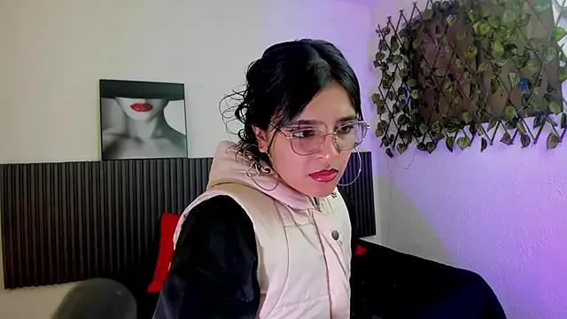 Saraah_Dark from StripChat