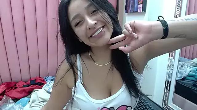 Sarah_Hornny from StripChat is Freechat