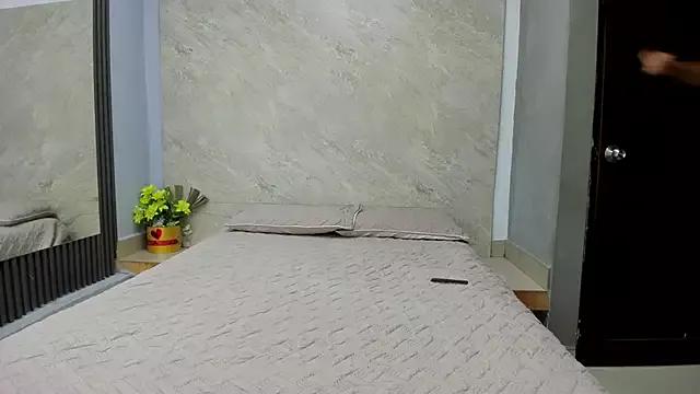 Sarahh-19 from StripChat is Freechat