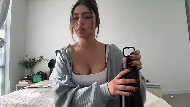 sararamirezzzxx from StripChat is Freechat