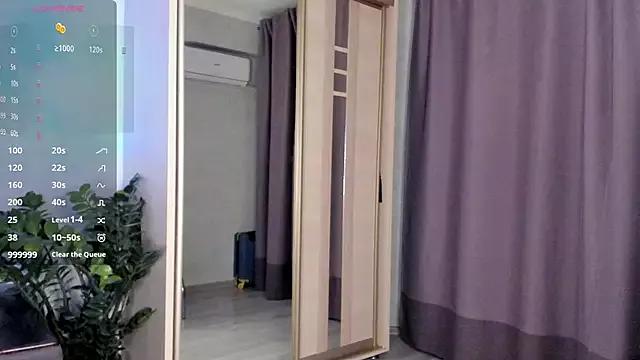 SaraShine_ from StripChat is Freechat