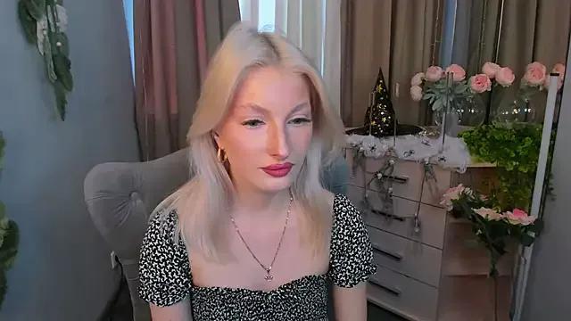 Sarrah_blush from StripChat
