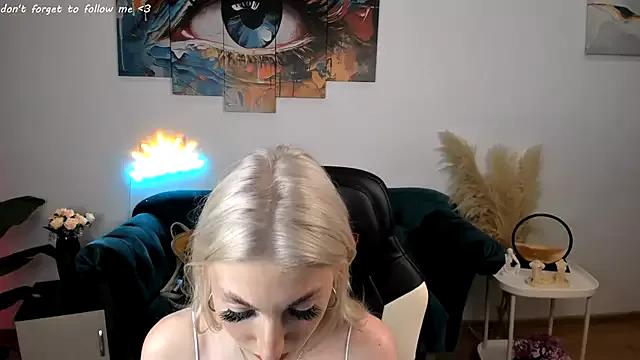 Sarrah_blush from StripChat