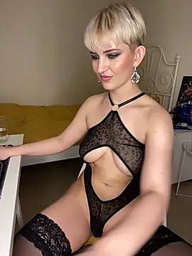 SavageLily from StripChat