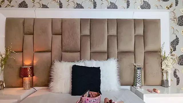 Explore our live girls sluts from our Custom and Multi clubs and checkout exclusive access to highly interactive content, such as shape, hair, titties, pussy type and many more.