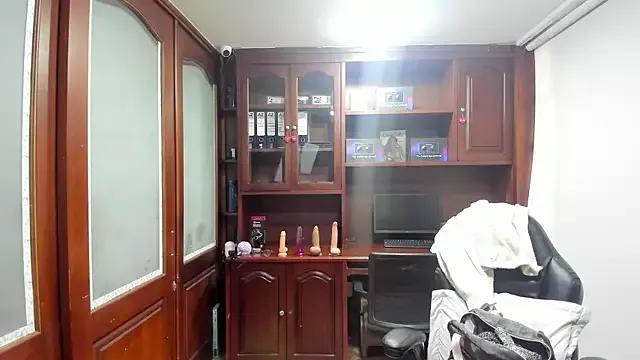 Explore our live girls sluts from our Custom and Multi clubs and checkout exclusive access to highly interactive content, such as shape, hair, titties, pussy type and many more.