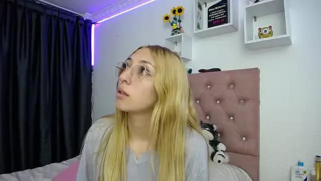 Soffy-brooks from StripChat is Freechat