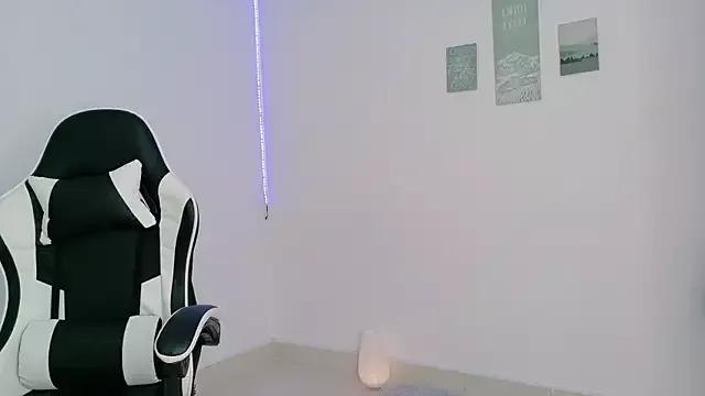 Explore our live girls sluts from our Custom and Multi clubs and checkout exclusive access to highly interactive content, such as shape, hair, titties, pussy type and many more.
