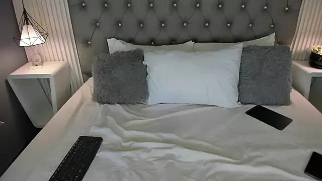 Explore our live girls sluts from our Custom and Multi clubs and checkout exclusive access to highly interactive content, such as shape, hair, titties, pussy type and many more.