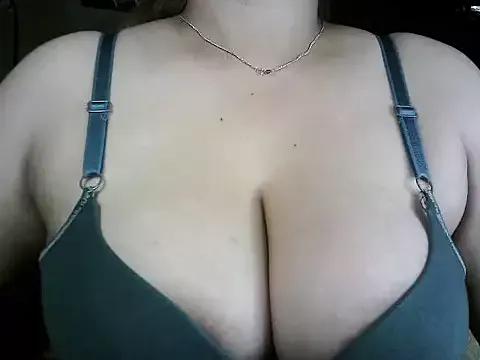SquirtSellene18 from StripChat is Freechat