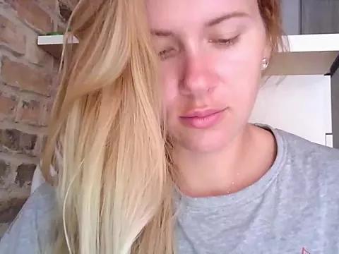 SuppperBlondie from StripChat