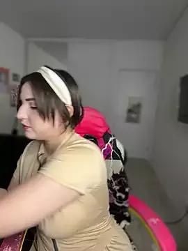SweetBeeQueen from StripChat