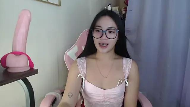 Sweetcummer_laura from StripChat is Freechat