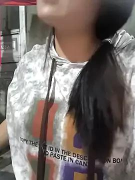 Sweetlove_77 on StripChat