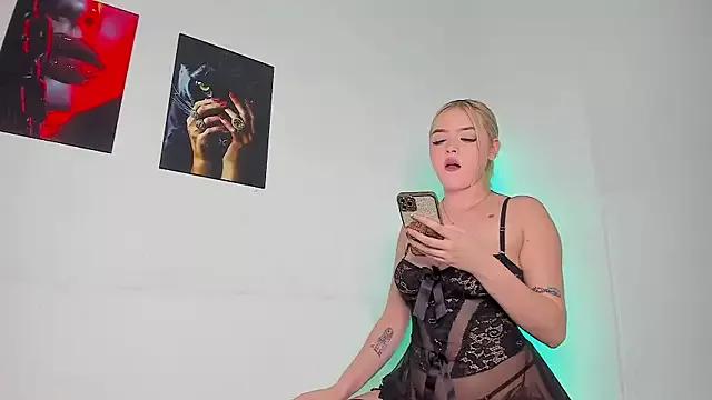 Sweettmia from StripChat is Freechat