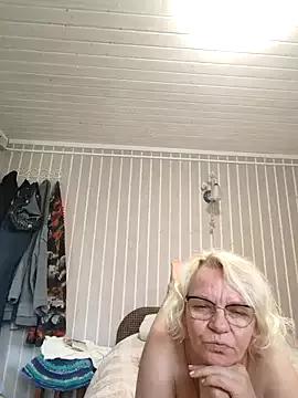 sweetymommyRina from StripChat is Freechat