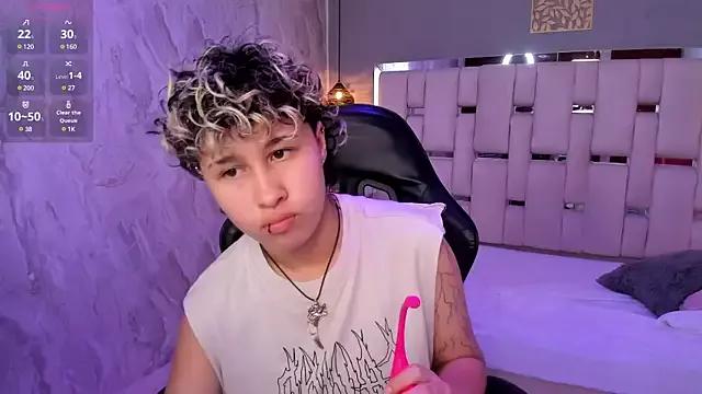 TaylorLeeh from StripChat is Freechat