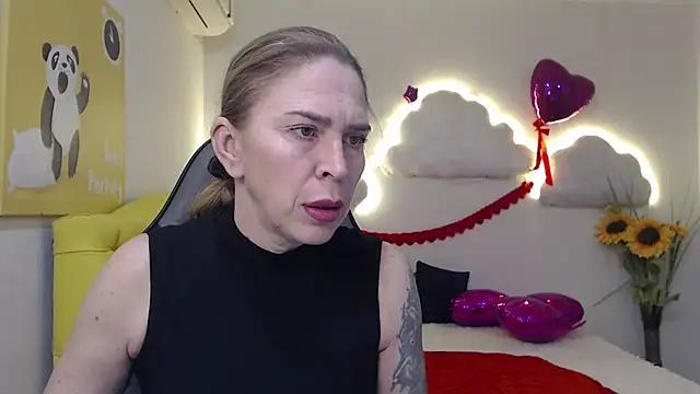 Explore our live girls sluts from our Custom and Multi clubs and checkout exclusive access to highly interactive content, such as shape, hair, titties, pussy type and many more.