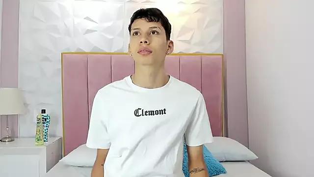 Tom_and_bunny from StripChat is Freechat