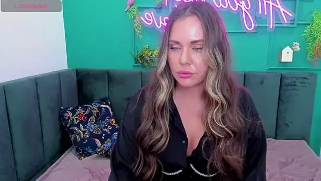 TracyMooree from StripChat is Freechat