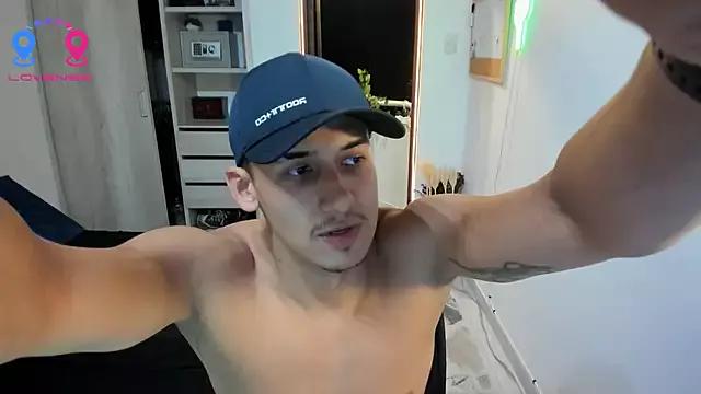 Travis_bakers from StripChat is Freechat