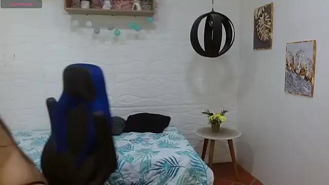 tulunaroja from StripChat