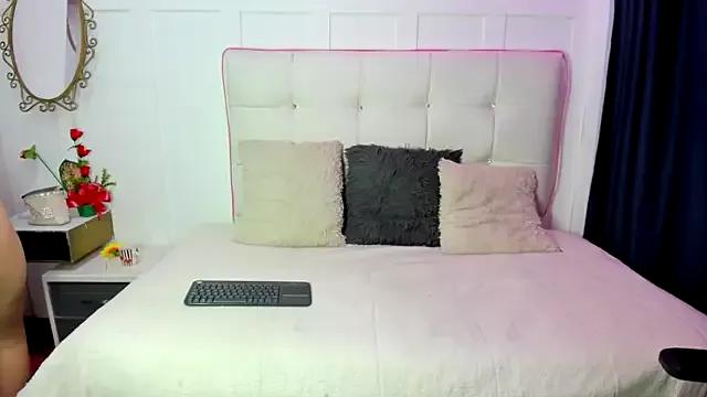 Explore our live girls sluts from our Custom and Multi clubs and checkout exclusive access to highly interactive content, such as shape, hair, titties, pussy type and many more.