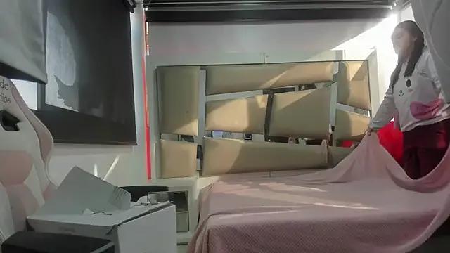 Vany_and_juliana from StripChat is Freechat