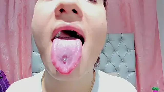 veneno_hot from StripChat