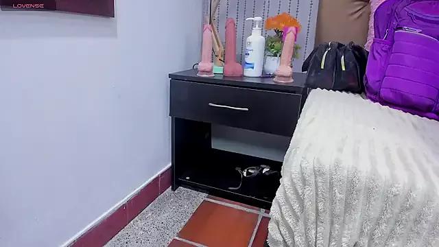 veneno_hot from StripChat