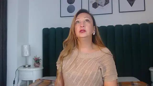 Explore our live girls sluts from our Custom and Multi clubs and checkout exclusive access to highly interactive content, such as shape, hair, titties, pussy type and many more.