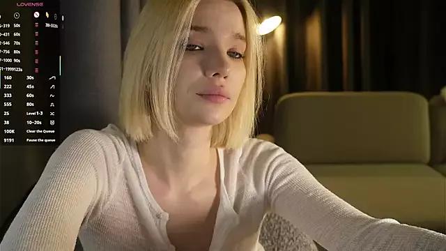 VivianKings from StripChat is Freechat