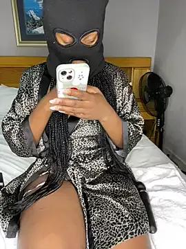 wellbuiltDiosa from StripChat