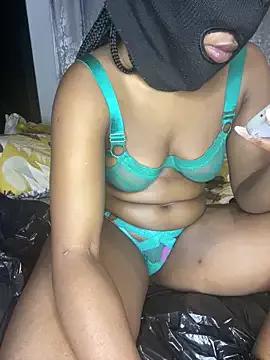 wellbuiltDiosa from StripChat