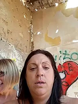 XSouthlondonNAUGHTYMILFXX from StripChat is Freechat