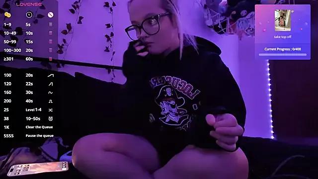 xxNaughtyNicolexx from StripChat is Freechat