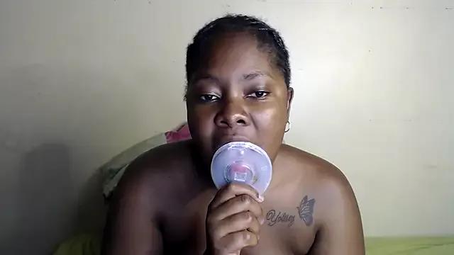 Yolaqueen04 from StripChat is Freechat