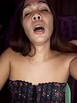 yolly_fox from StripChat