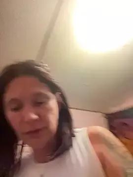 YoMomma-xoxo13 from StripChat