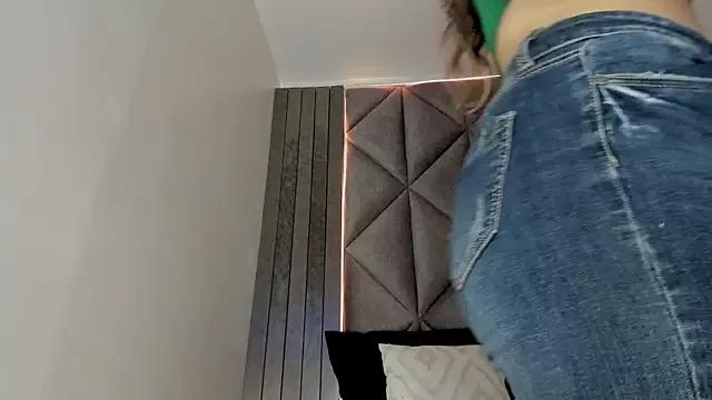 ZoeeMartinezz__ from StripChat